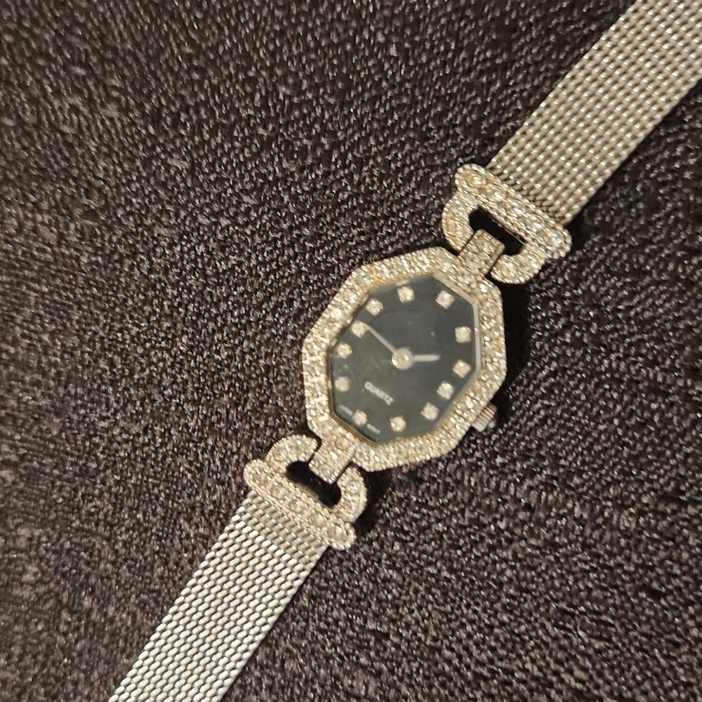 VINTAGE AVON ELIZABETH TAYLOR SILVER TONE LADIES RHINESTONES WATCH.